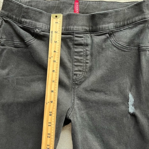 SPANX pull on Distressed Jeans - Picture 3 of 7